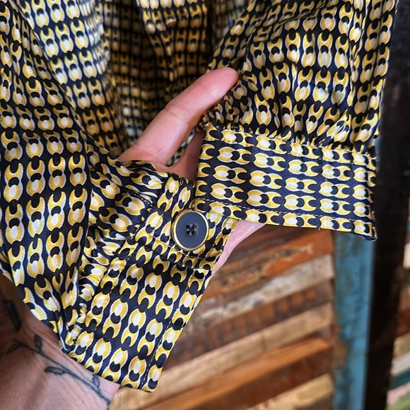 SILK!! Stylish & Dressy Peter Nygard Silk Top - Picture 5 of 6